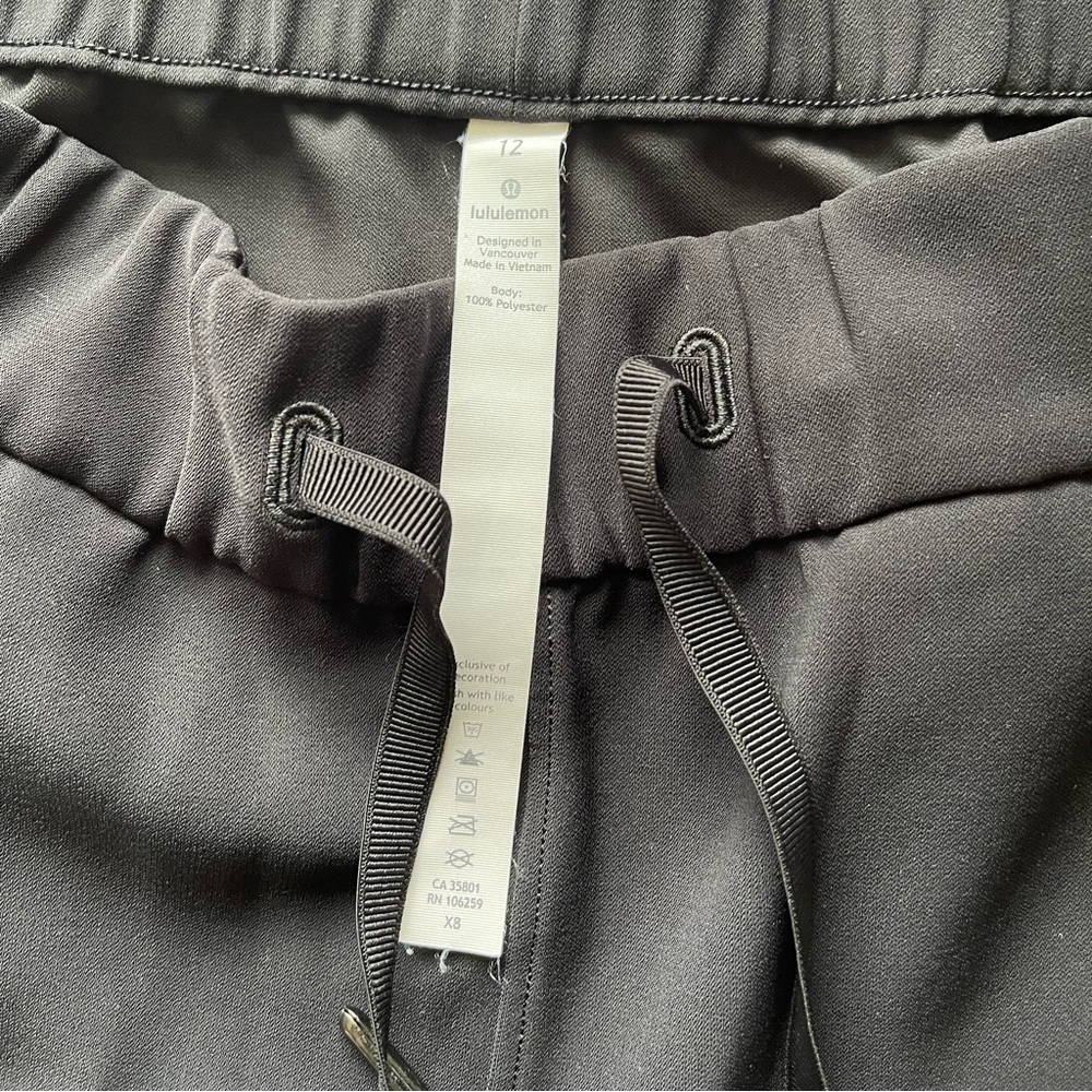 Lululemon black cropped pants - Picture 6 of 6
